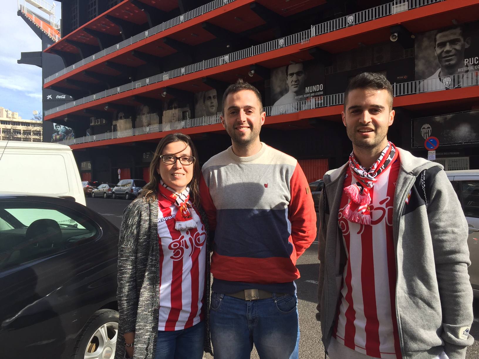 Soraya, Iván y Diego, ante la tribuna principal de Mestalla.