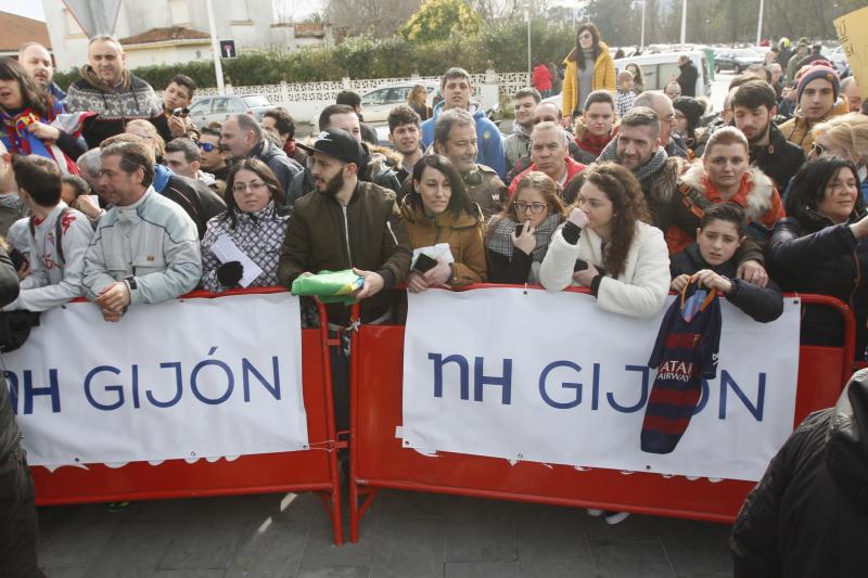 La afición azulgrana acompaña al equipo por Gijón