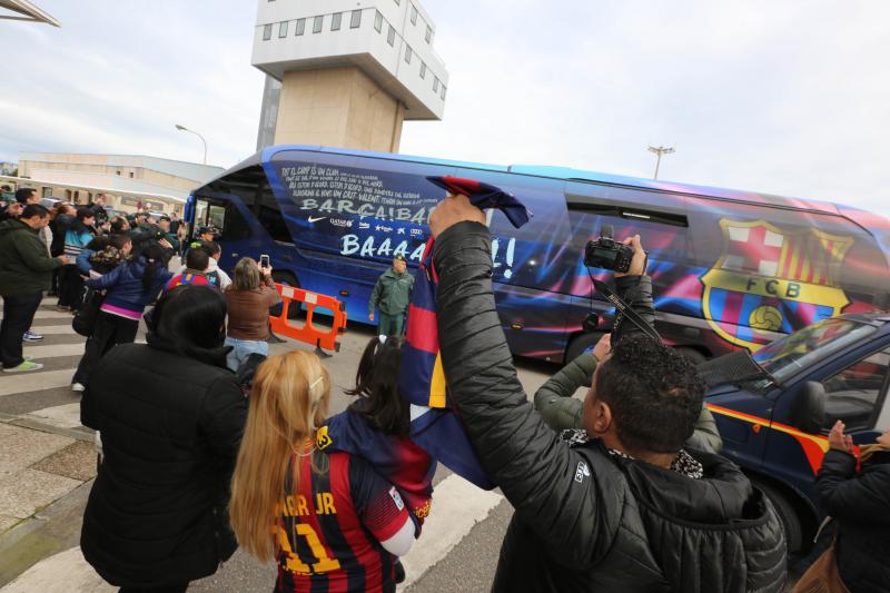 El FC Barcelona despierta gran expectación a su llegada