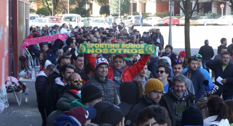 Colas para hacerse con una entrada para el Getafe-Sporting