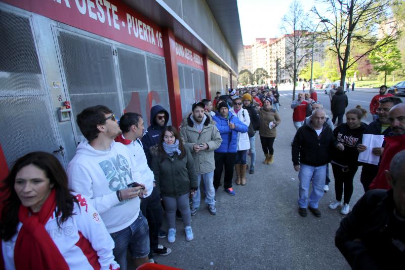 Colas para hacerse con una entrada para el Getafe-Sporting