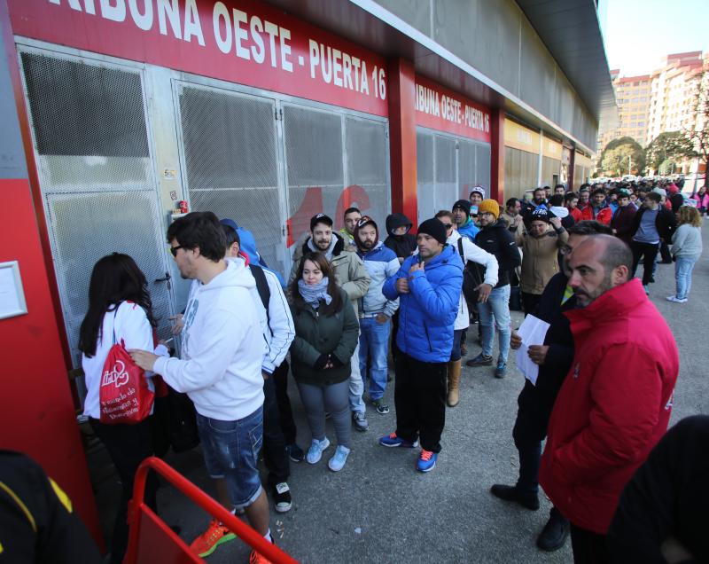 Colas para hacerse con una entrada para el Getafe-Sporting