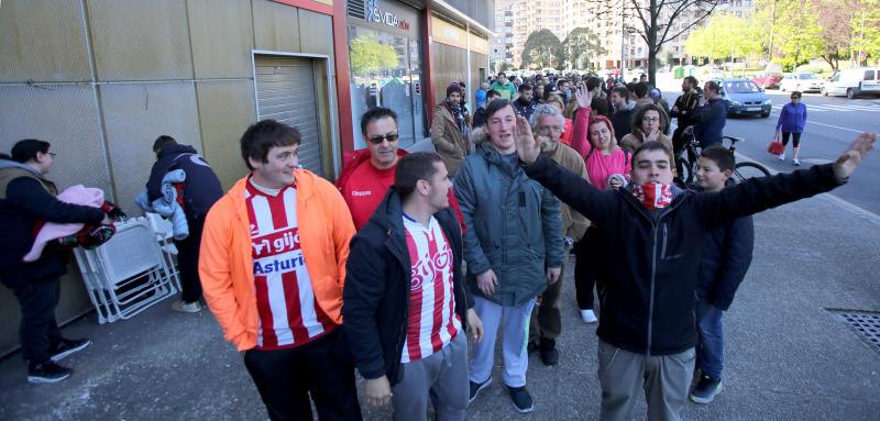 Colas para hacerse con una entrada para el Getafe-Sporting