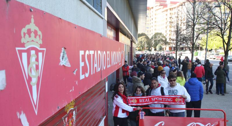 Colas para hacerse con una entrada para el Getafe-Sporting