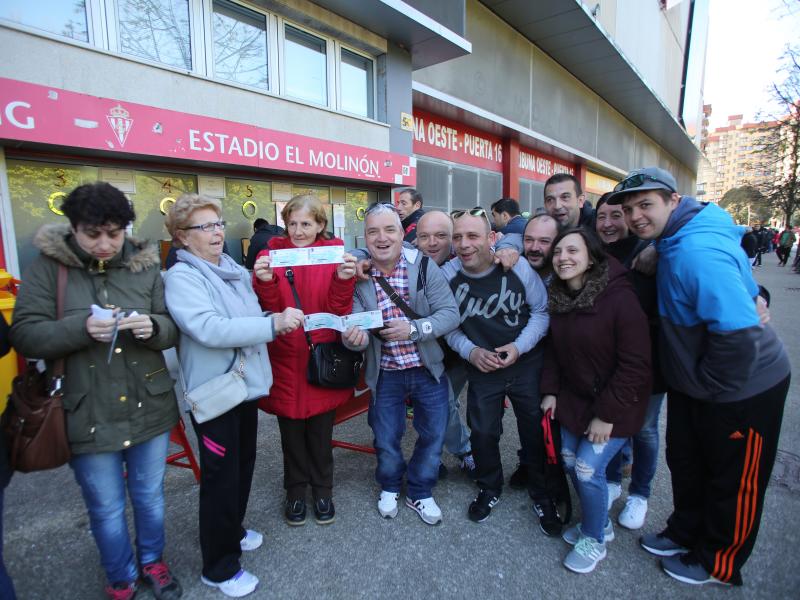 Colas para hacerse con una entrada para el Getafe-Sporting