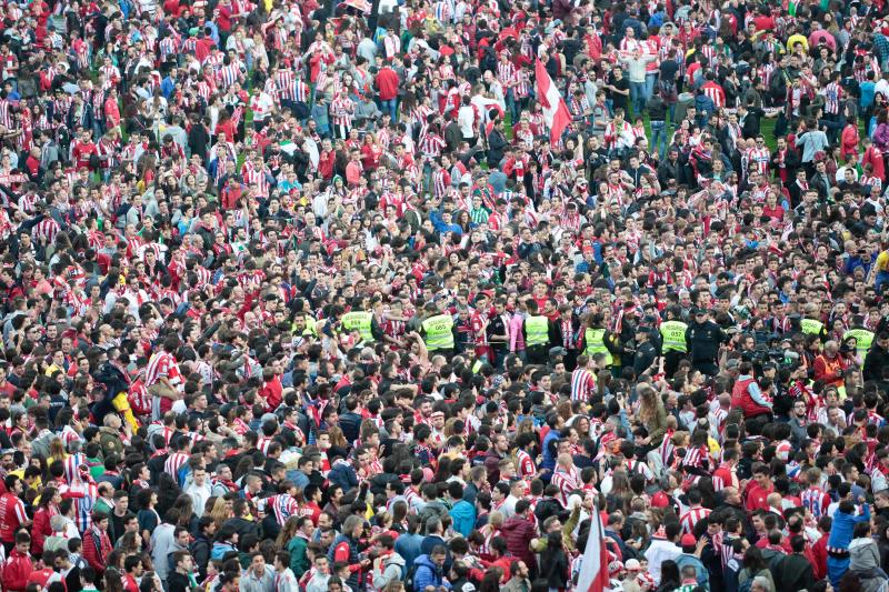 ¿Estuviste en el Sporting-Villarreal? Búscate (1)