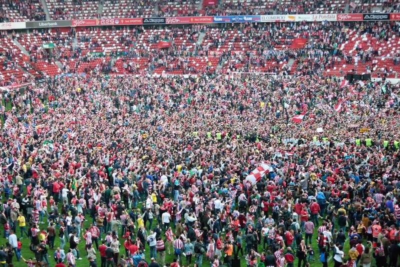 ¿Estuviste en el Sporting-Villarreal? Búscate (1)