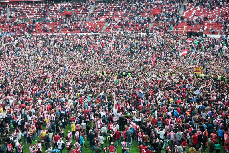 ¿Estuviste en el Sporting-Villarreal? Búscate (1)