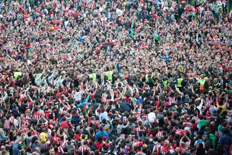 ¿Estuviste en el Sporting-Villarreal? Búscate (1)