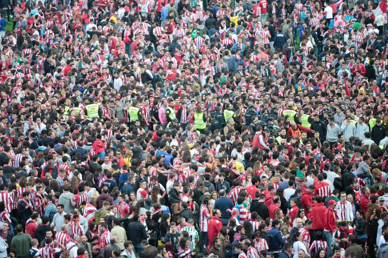 ¿Estuviste en el Sporting-Villarreal? Búscate (1)