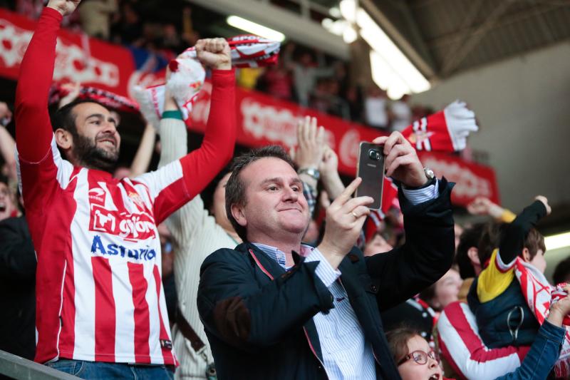 ¿Estuviste en el Sporting-Villarreal? Búscate (1)