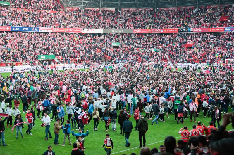 ¿Estuviste en el Sporting-Villarreal? Búscate (1)