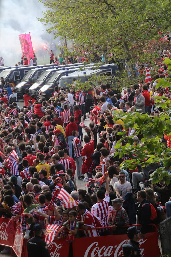 ¿Estuviste en el Sporting-Villarreal? Búscate (2)