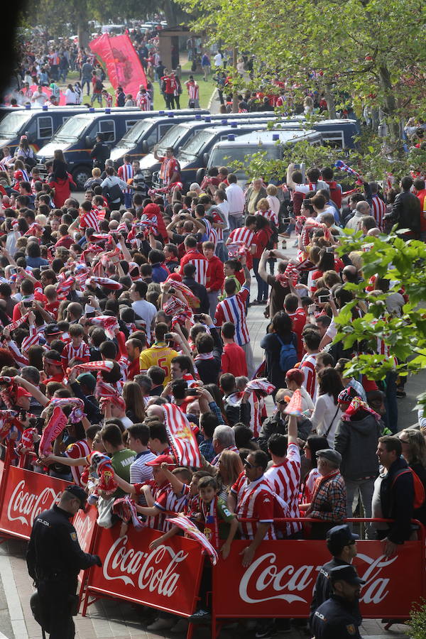 ¿Estuviste en el Sporting-Villarreal? Búscate (2)