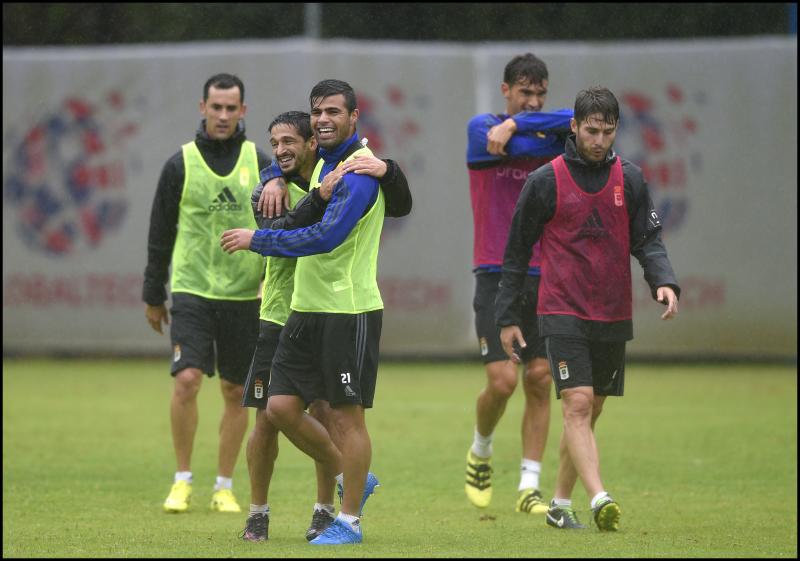 El Real Oviedo se entrena bajo la lluvia