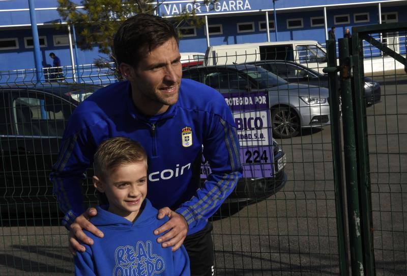 Los aficionados alientan al Real Oviedo