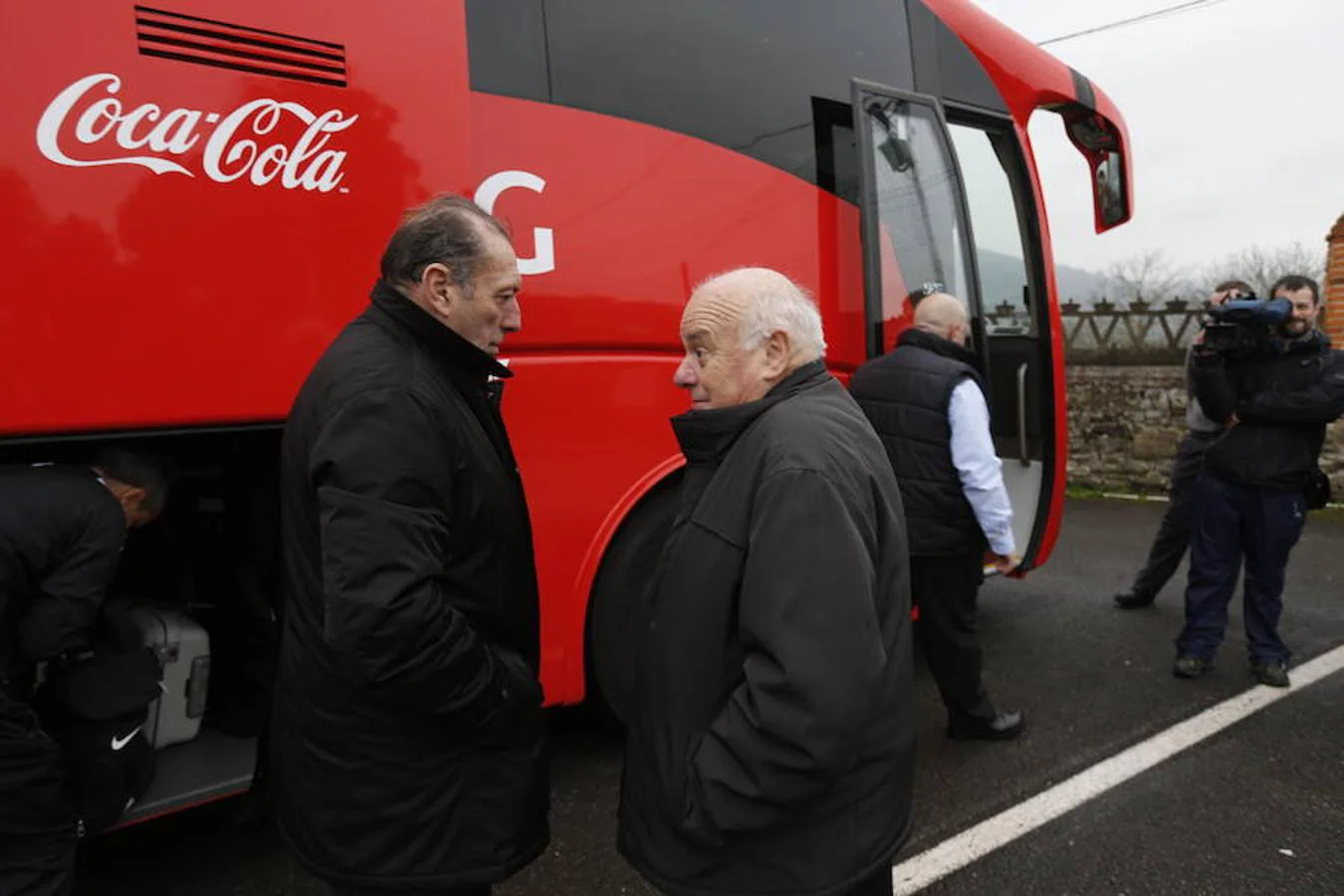 El capellán del Sporting se despide de la plantilla a pie de autobús tras ser apartado del vestuario
