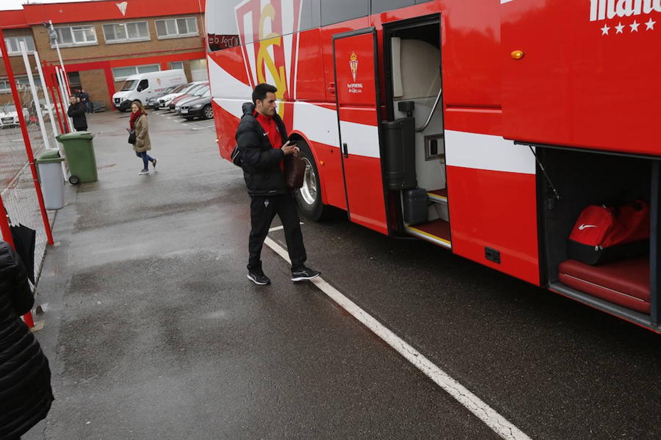 El capellán del Sporting se despide de la plantilla a pie de autobús tras ser apartado del vestuario