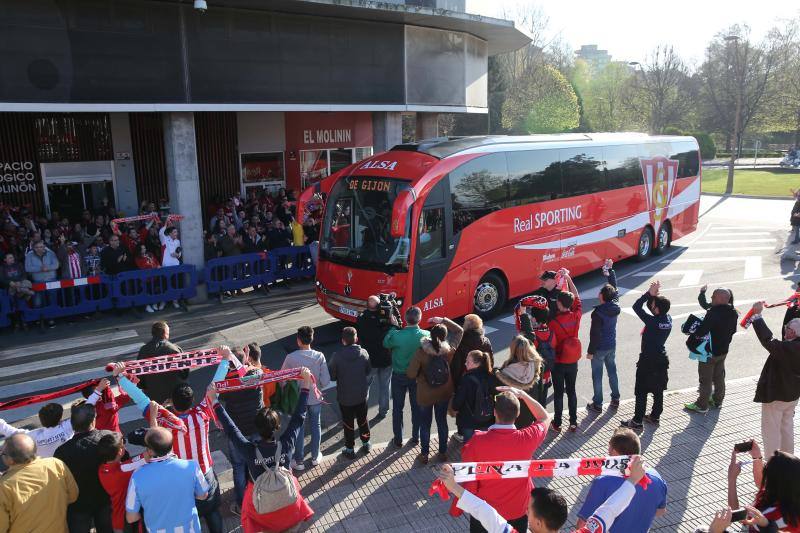Los aficionados reciben al Sporting en su llegada a El Molinón