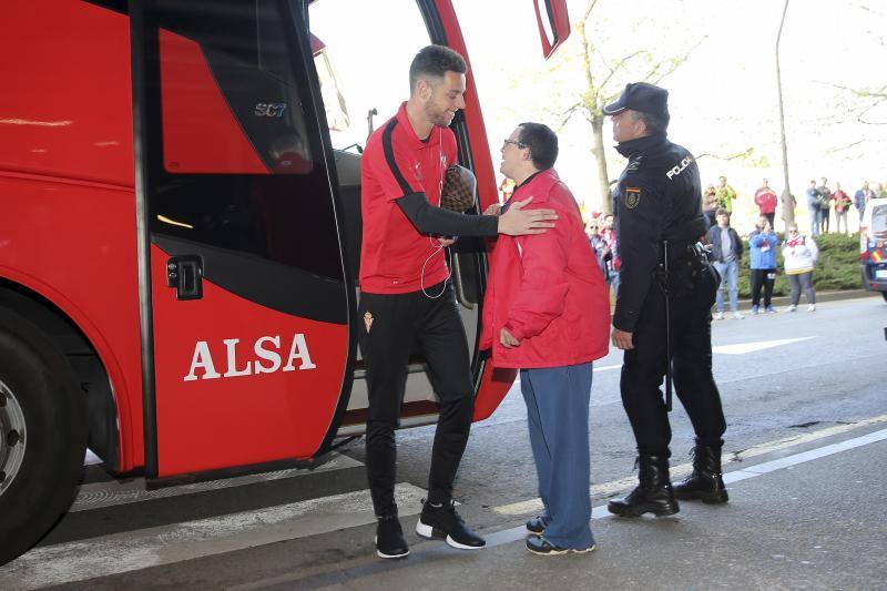 Los aficionados reciben al Sporting en su llegada a El Molinón