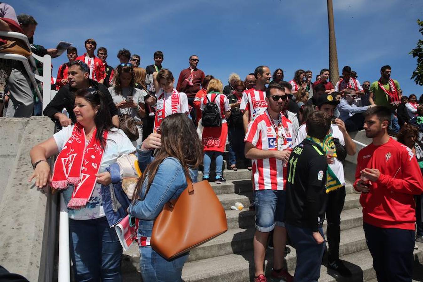 La afición del Sporting se concentra en el último encuentro de Liga del Sproting