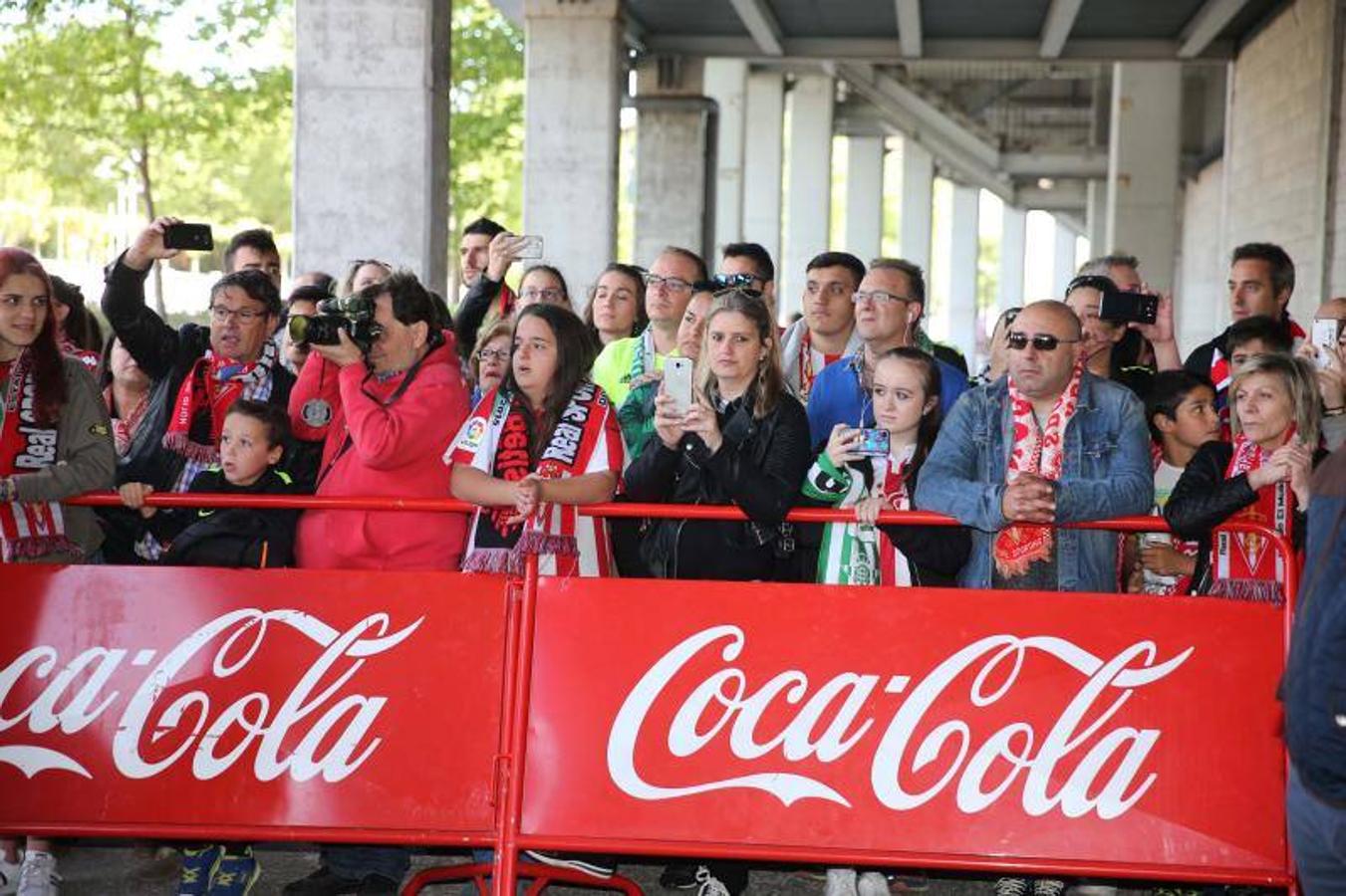 La afición del Sporting se concentra en el último encuentro de Liga del Sproting