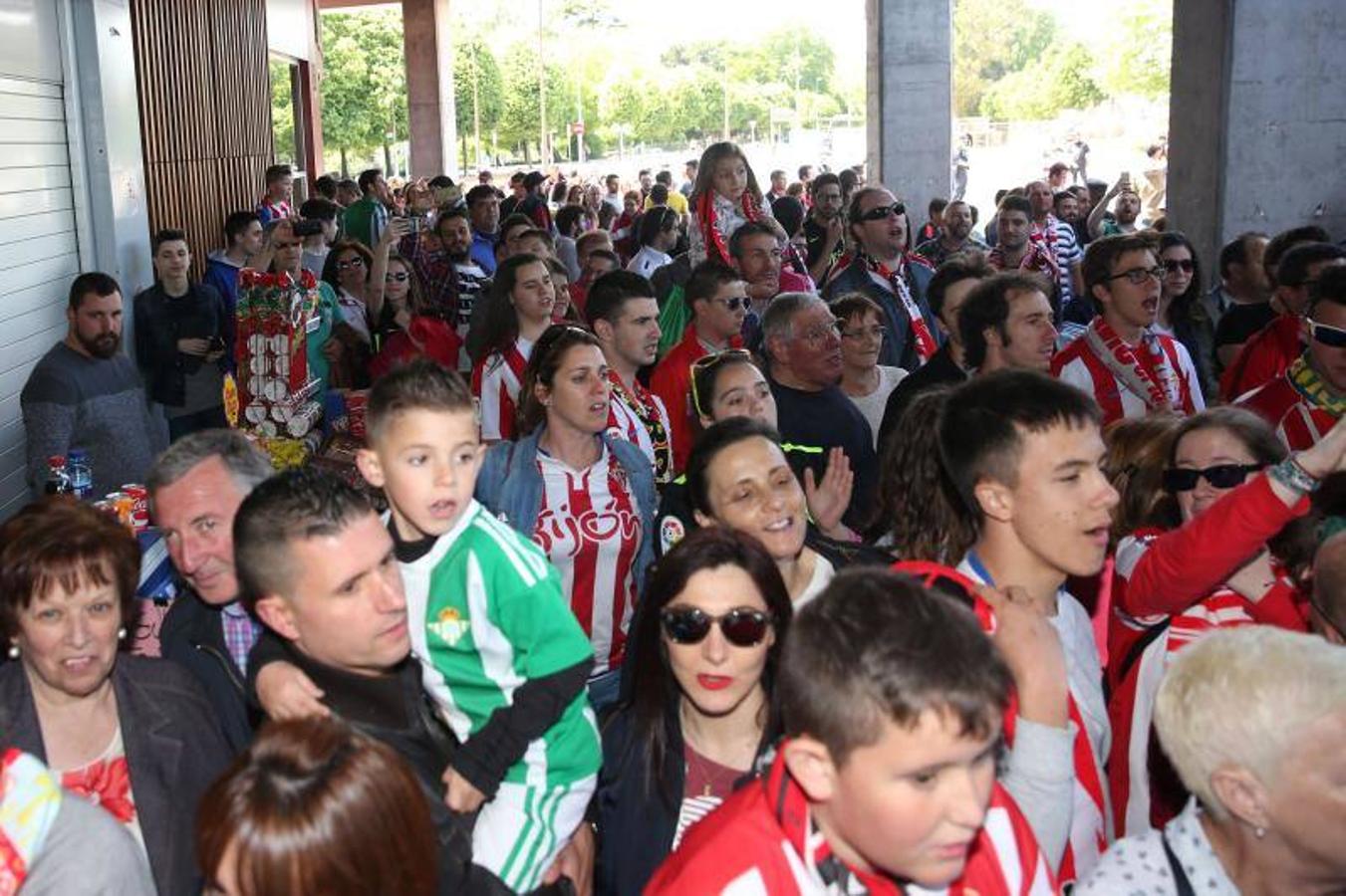 La afición del Sporting se concentra en el último encuentro de Liga del Sproting