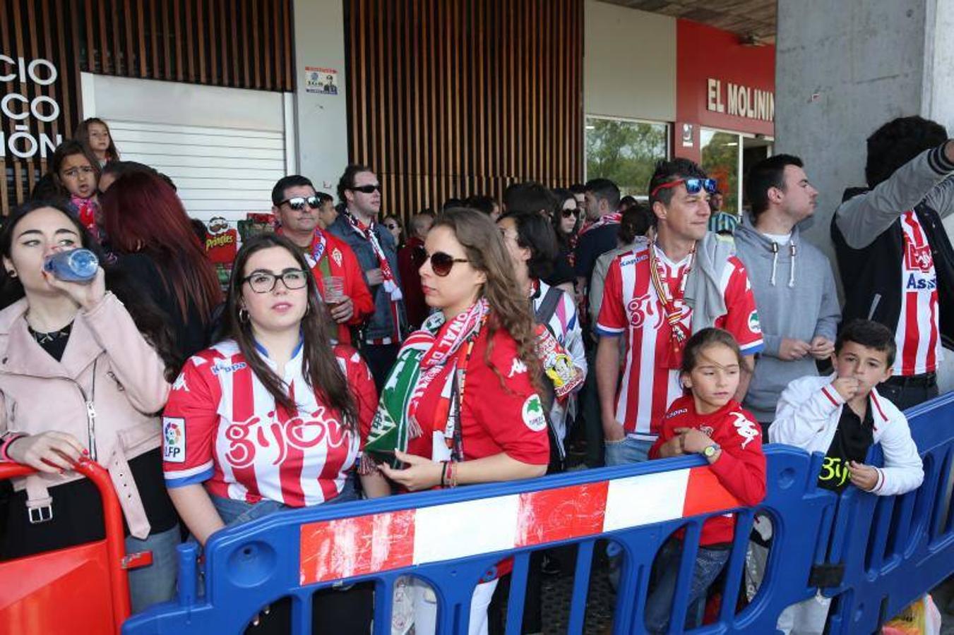 La afición del Sporting se concentra en el último encuentro de Liga del Sproting