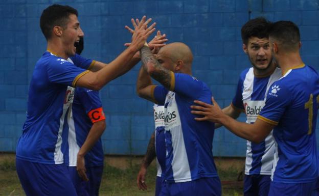 Santos firma el primer triunfo del Real Avilés