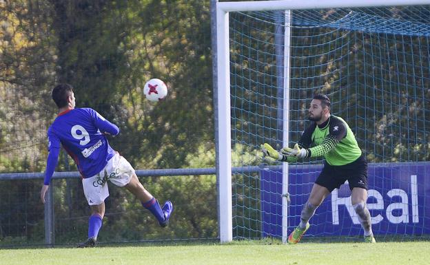 El Avilés pierde por inferioridad ante el Oviedo B (2-1)