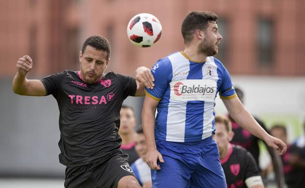 Los errores condenan al Avilés en Les Caleyes (2-0)