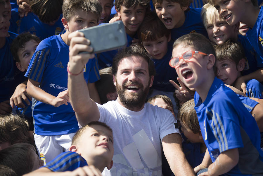 Juan Mata visita el campus del Real Oviedo