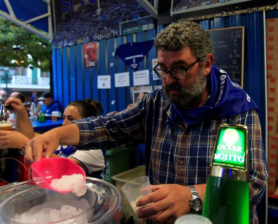 Los jugadores del Real Oviedo visitan el chiringuito de Las Peñas