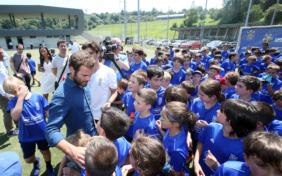 Mata comparte experiencia con los pequeños del campus del Real Oviedo