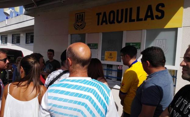 Protesta de aficionados del Sporting ante el cierre de las taquillas del Alcorcón