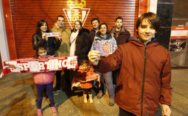 Aficionados rojiblancos se hacen socios del Lugo para ver al Sporting