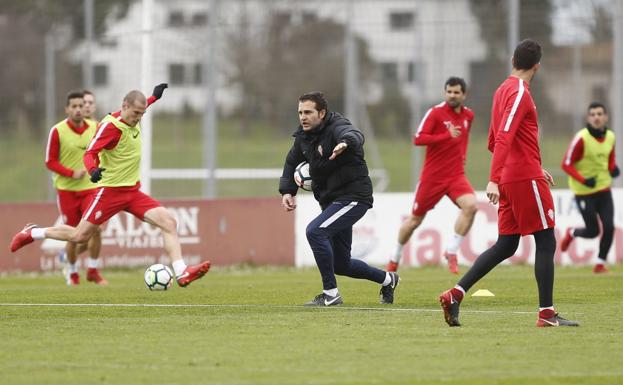 «¡Jugad por fuera, no os lo repito más!», grita Baraja a sus jugadores en Mareo