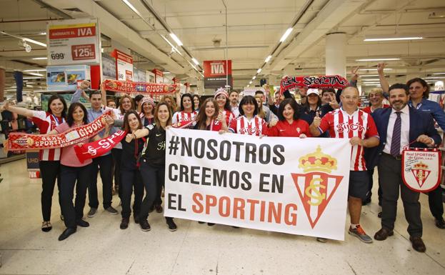 Los trabajadores del Carrefour de Los Fresnos se vuelcan con el Sporting