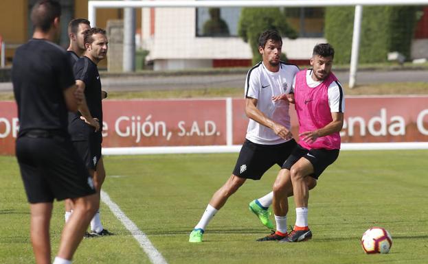 Sporting | La plantilla arropa a los recién llegados