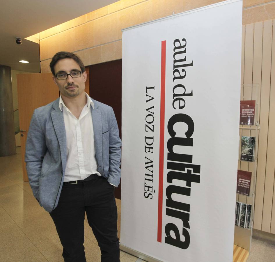 Conferencia del doctor Iván Pérez Coto en el Aula de Cultura de LA VOZ DE AVILÉS