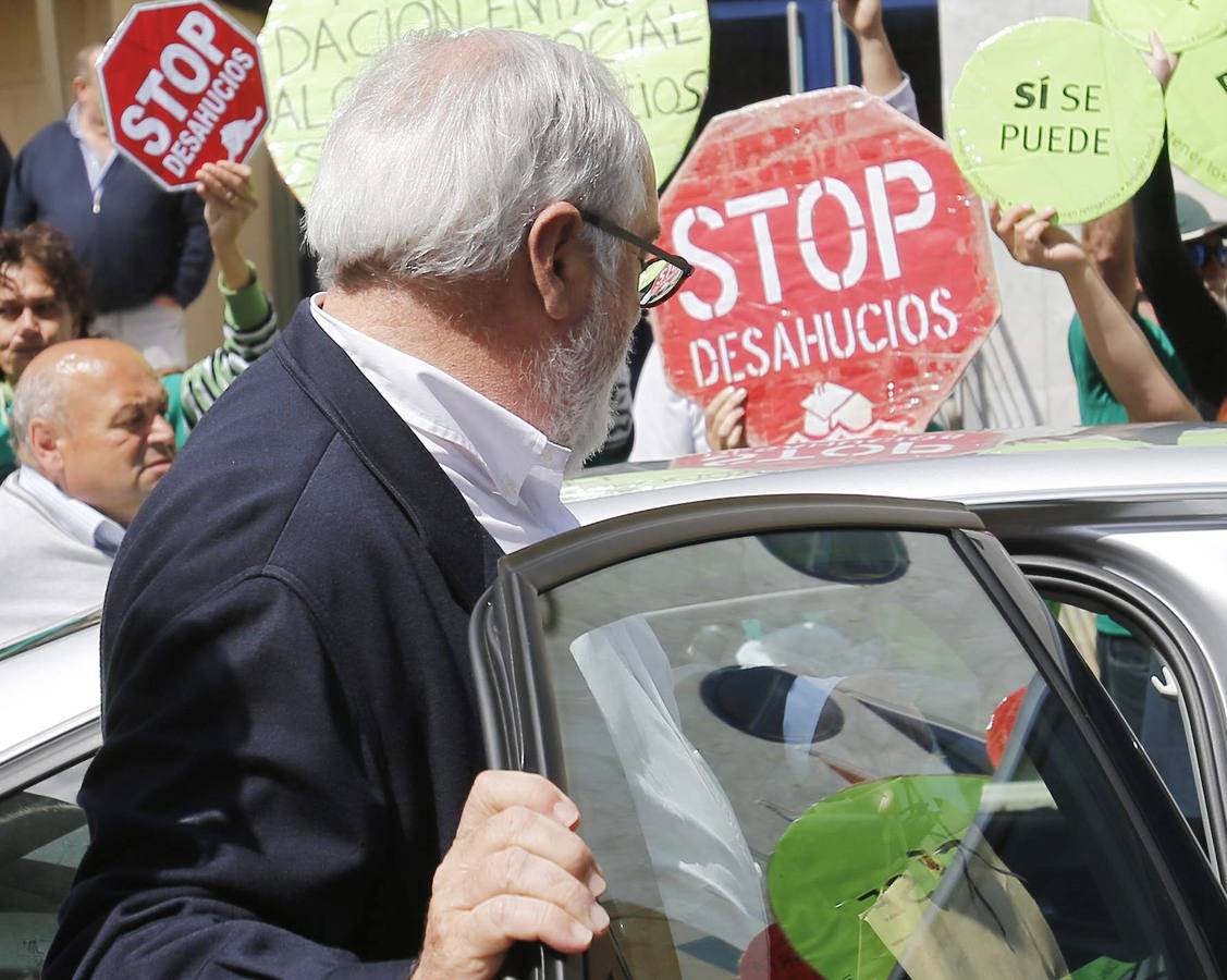 Cañete, entre protestas en Asturias