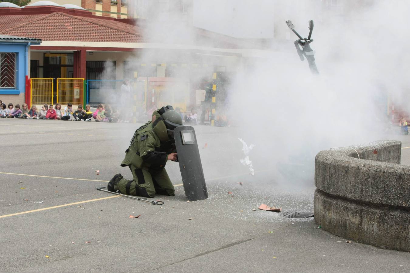 Exhibición de la Guardia Civil en el colegio Marcos del Torniello