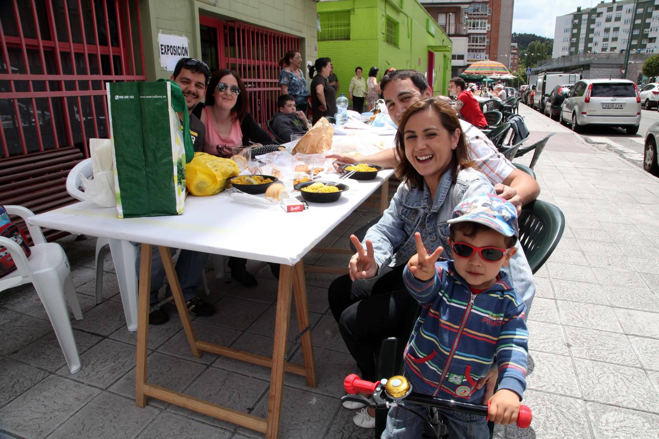 Comida en la calle de las fiestas de Villalegre