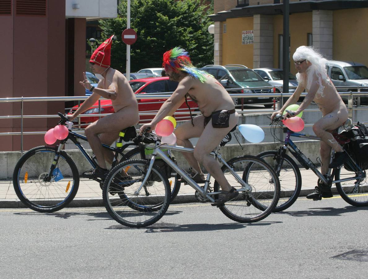 Ciclonudismo en Gijón para pedir más respeto a los usuarios de bicicletas