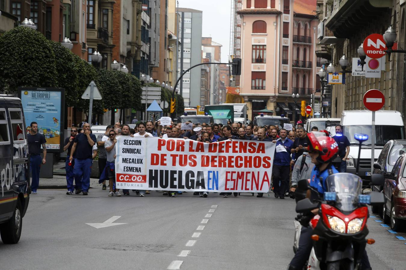 Trabajadores de Esmena se manifiestan en Gijón