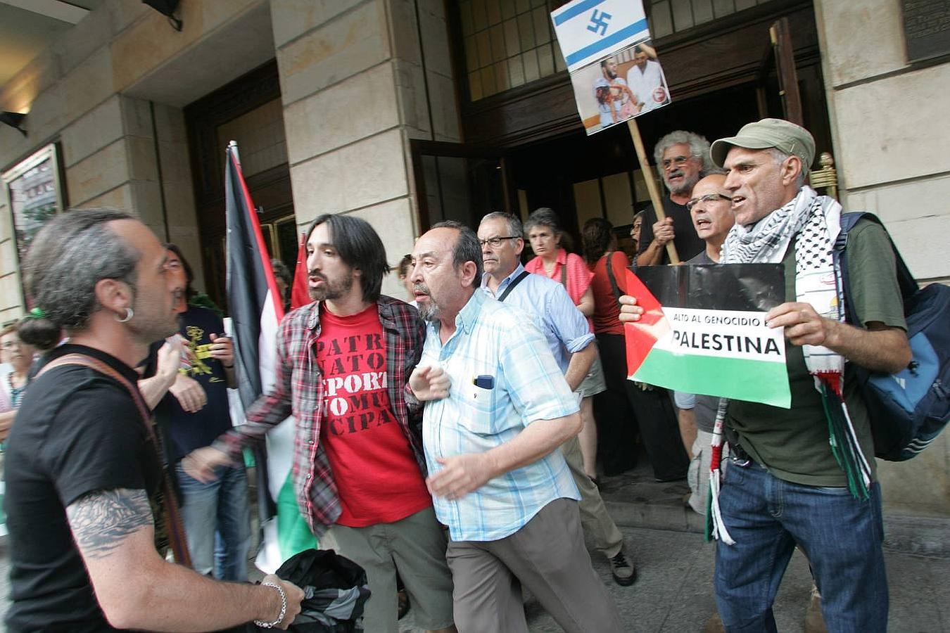 Las imágenes de la protesta contra Israel a las puertas del Jovellanos