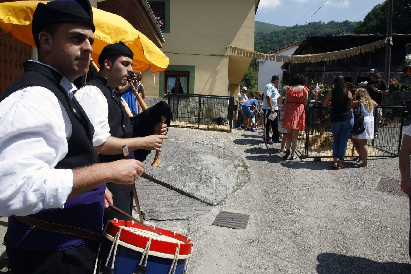 El mercado tradicional de Murias triunfa por su variedad