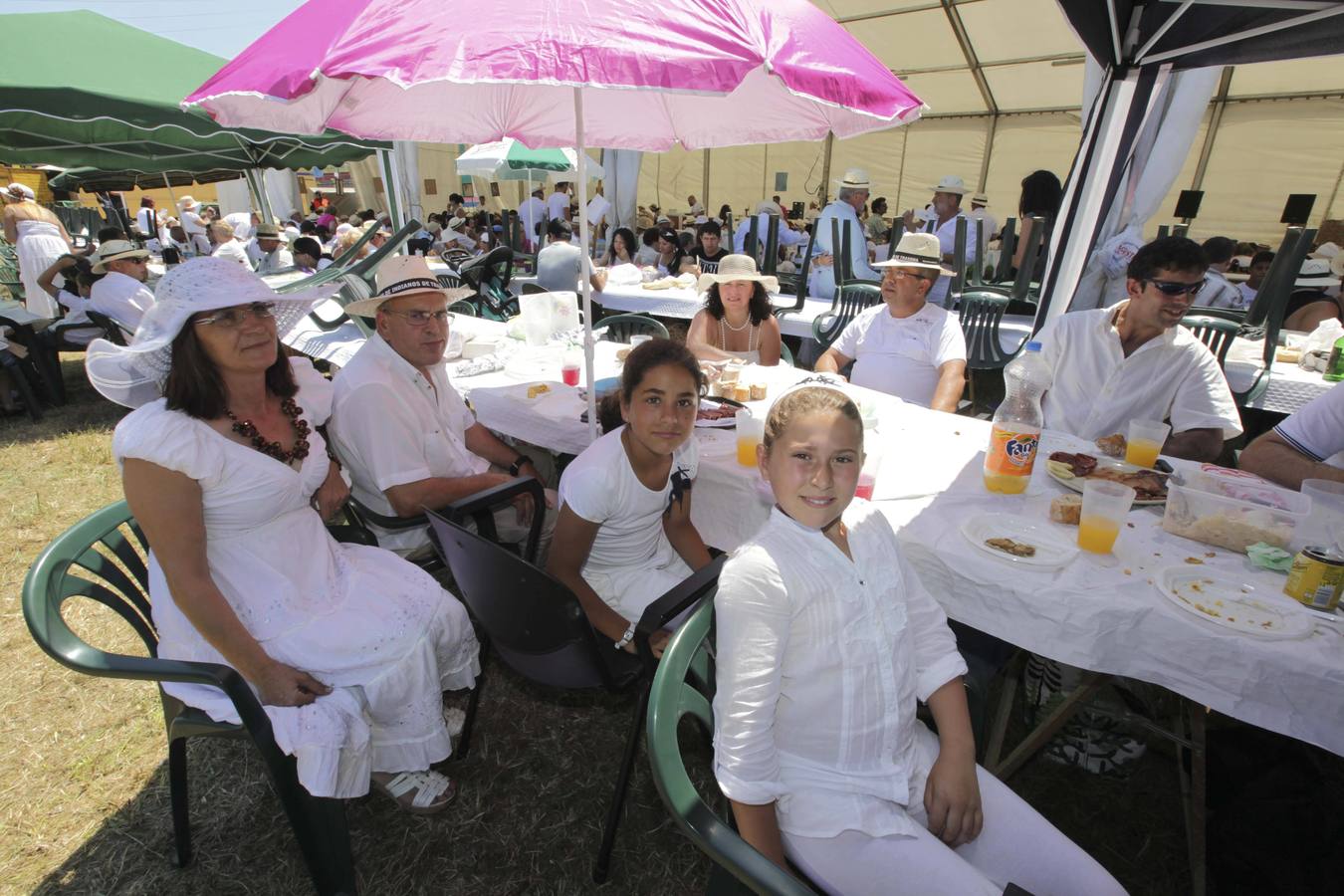 La fiesta del Indiano en Trasona se viste de Blanco