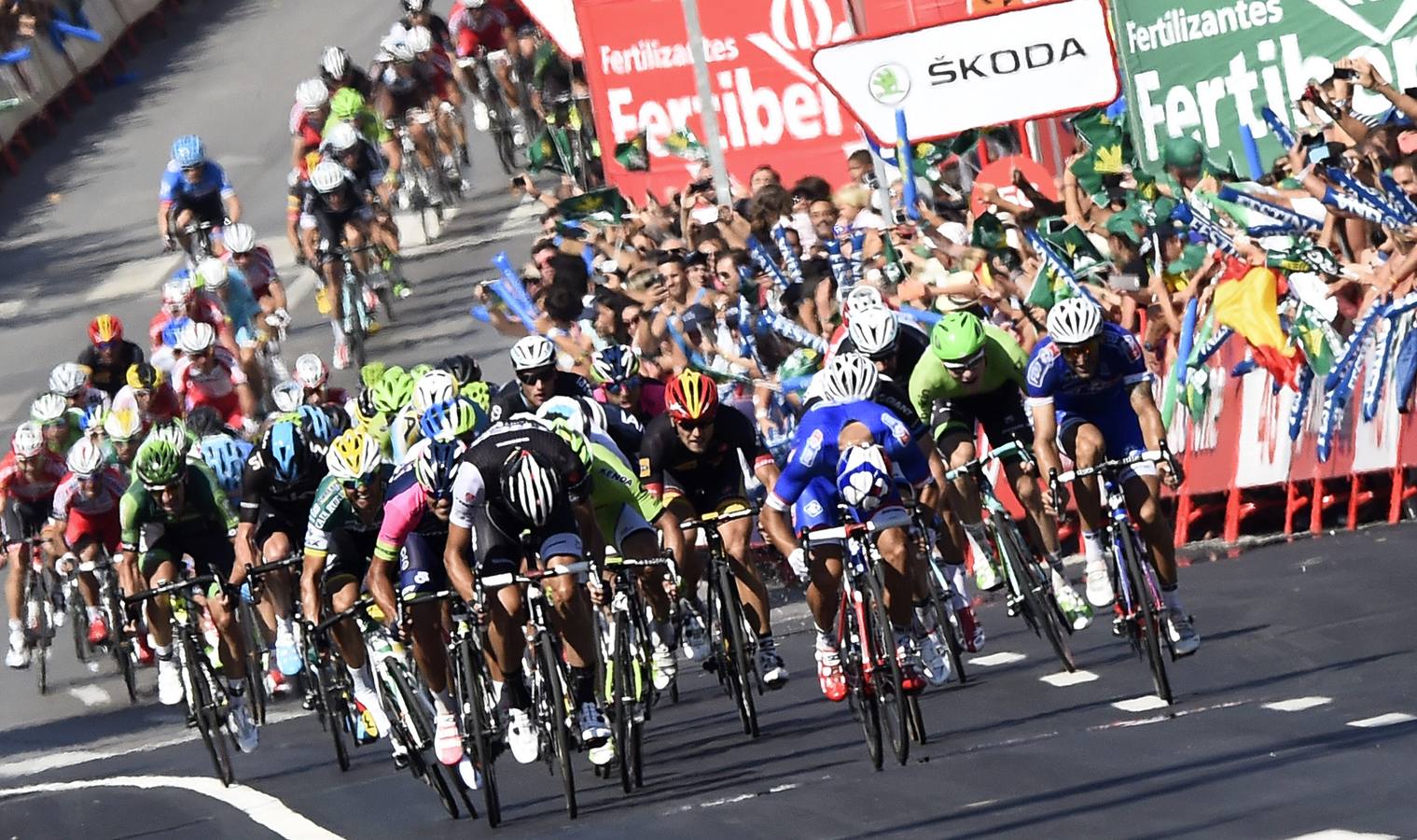 Bouhanni vuela en San Fernando, Valverde es el nuevo líder