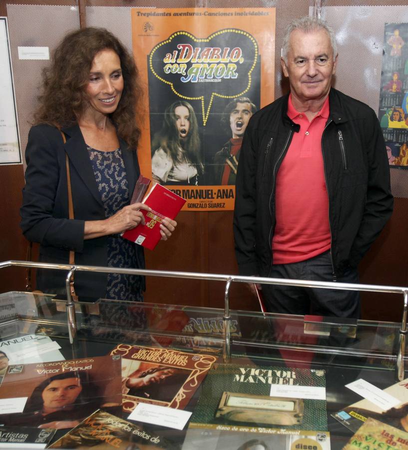 Una exposición en Oviedo recorre los 50 años de Víctor Manuel en la música